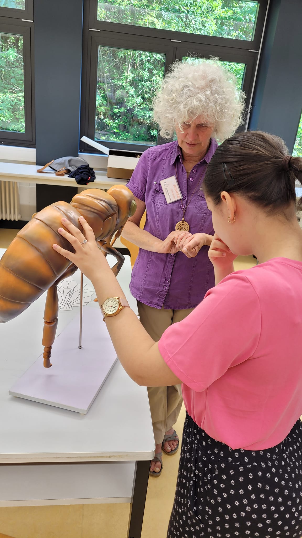 Blinde%20Sch%C3%BClerin%20ertastet%20Modell%20einer%20Honigbiene